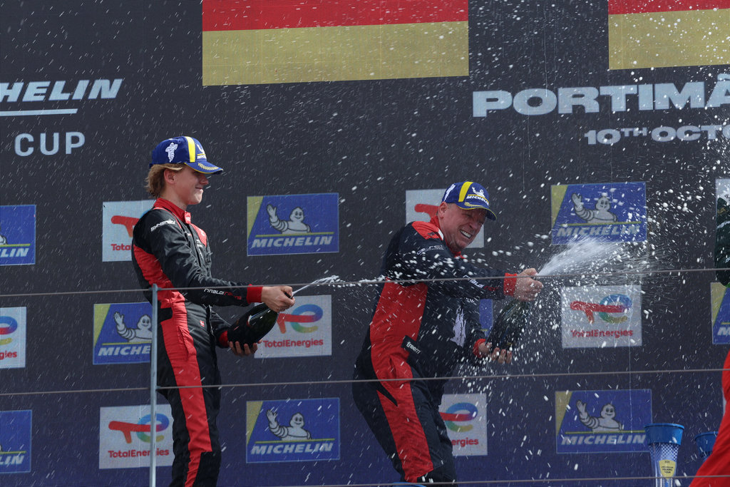 Sammen med Steve Parrow kunne Mikkel Gaarde Pedersen sprøjte med champagne efter Le Mans Cup-løbet
(Foto: JJ Media)